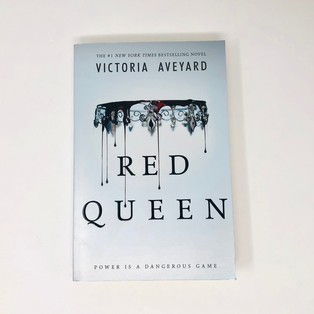RED QUEEN VICTORIA AVEYARD SOFTCOVER BOOK